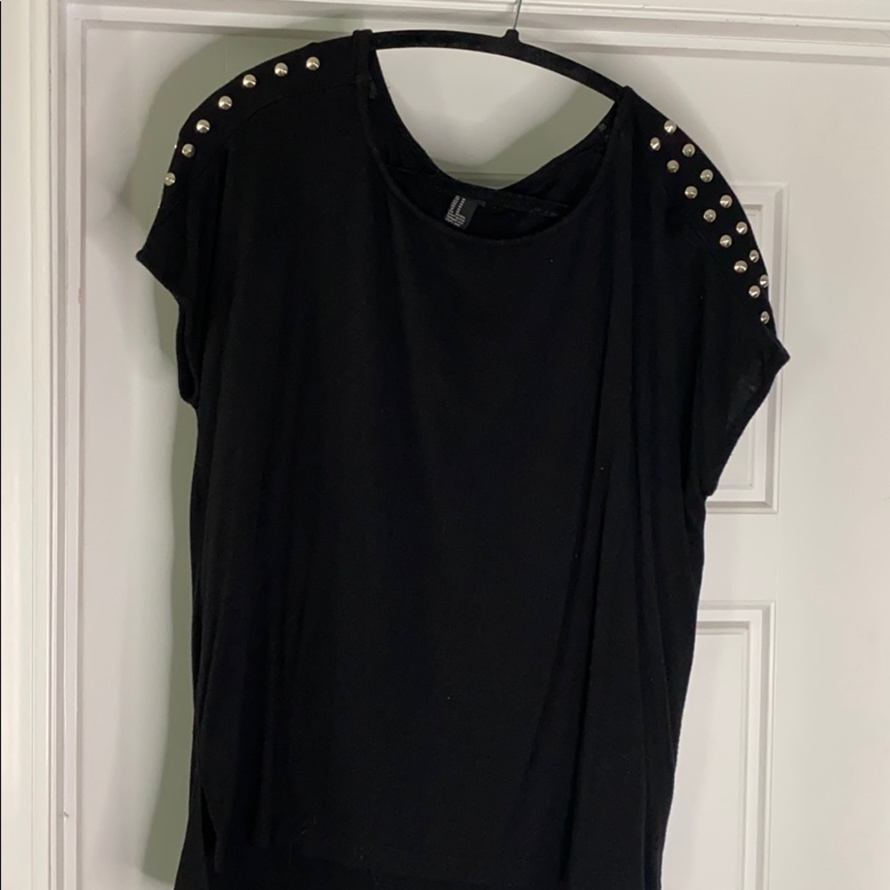 Black forever 21 women’s top with studs on the arm